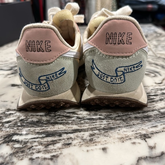 Nike Waffle Trainers with Bees 🐝 - Picture 3 of 4